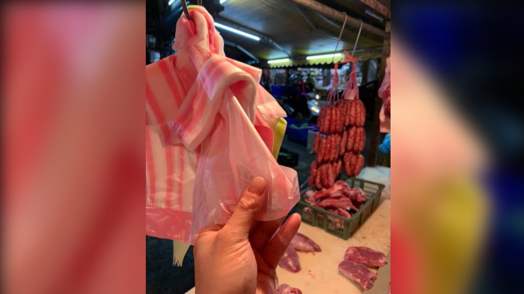 客人向肉攤老闆多要了2個塑膠袋。（圖／翻攝自爆怨2公社臉書）