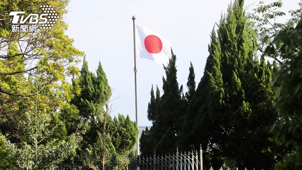 台北的「日本台灣交流協會」出入處升起日本國旗。（圖／中央社）
