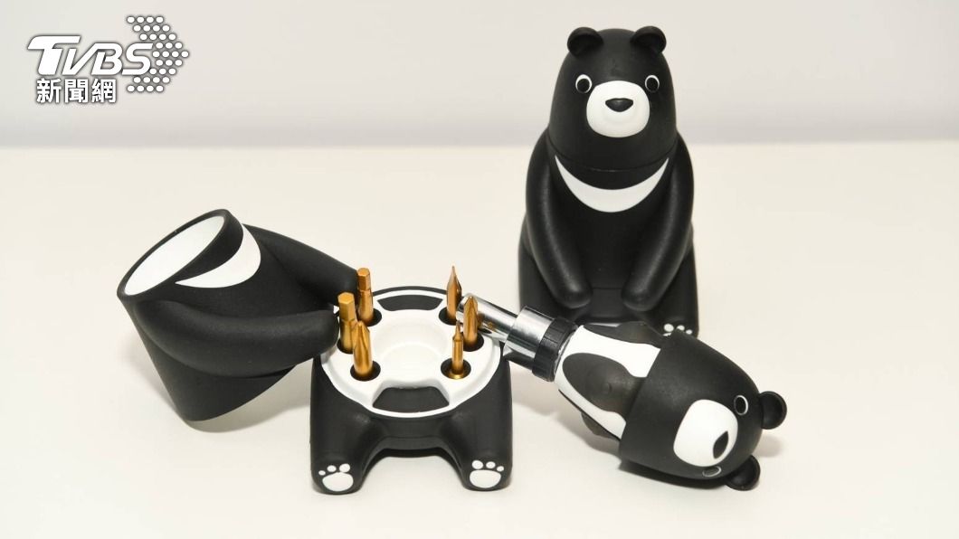 中鋼今年度股東紀念品為黑熊造型工具組。（圖／中央社）