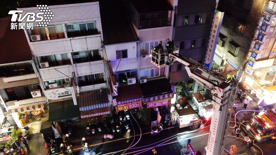 台中中華路夜市一處住宅18日晚間發生火警。（圖／中央社）