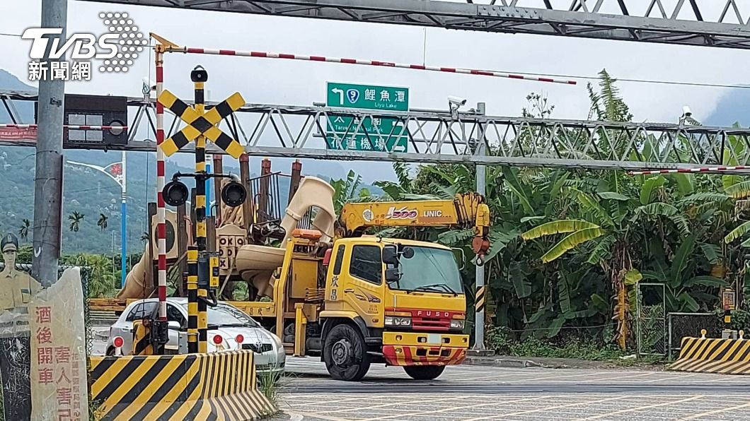 花蓮吉安鄉日前發生工程車卡在平交道的意外。（圖／中央社）