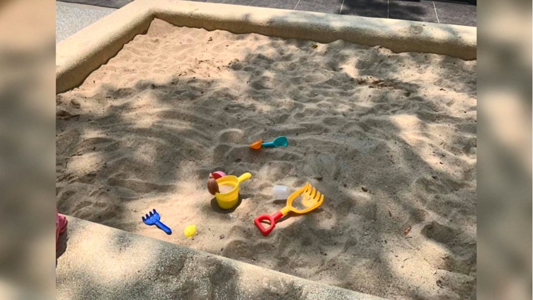 圖／翻攝自新竹大小事 公園沙池「藏殺機」！幼童玩耍險遭刺傷　竟挖出一堆「碎玻璃」