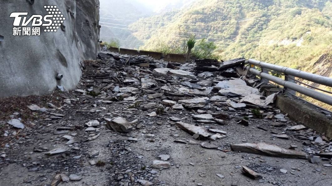 谷川通往佳暮村的鄉道大量落石崩塌。（圖／中央社）