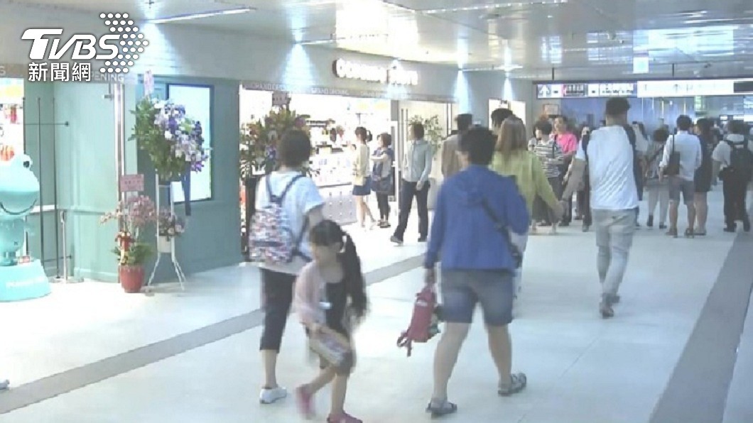 詹男最近又在北車地下街隨機向民眾搭訕借錢。(圖/TVBS資料畫面) 借錢哥寄生北車10年 重操「舊業」被識破嗆:我告你