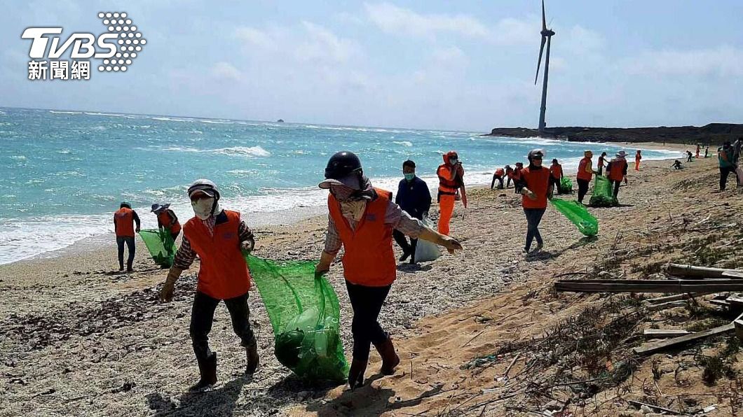 澎湖縣政府環保局春季淨灘活動24日在龍門後灣海灘登場，近1000名民眾前往撿拾海漂垃圾。（圖／中央社）