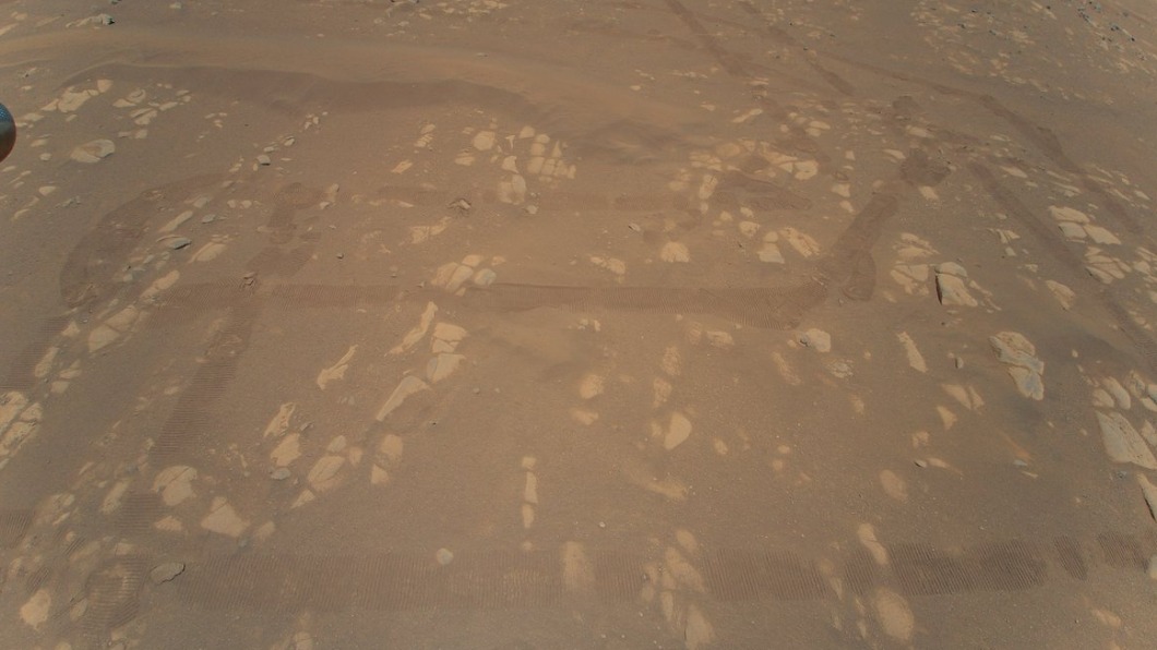 NASA無人直升機「創新號」拍下火星表面彩色照。（圖／翻攝自NASA Twitter）