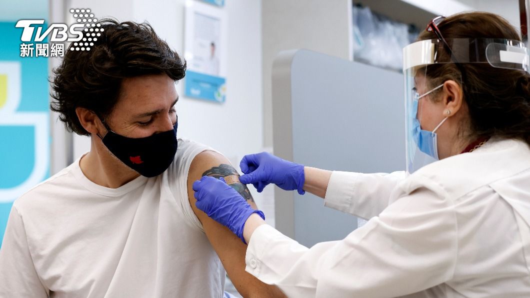 加拿大總理杜魯道23日接種AZ疫苗第一劑，希望帶頭示範接種讓民眾安心。（圖／達志影像路透社）