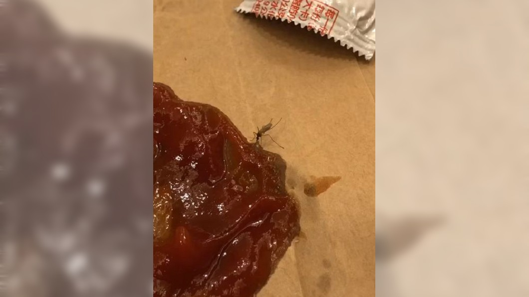 有民眾將速食店的番茄醬擠出，驚見蚊子飛來狂吸。（圖／翻攝自臉書社團「路上觀察學院」）