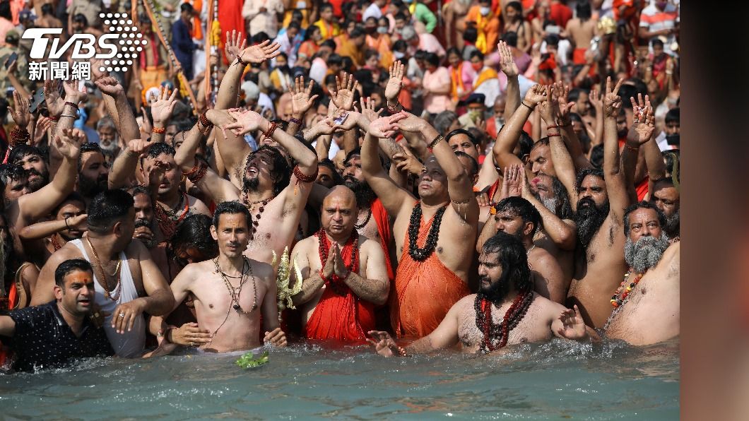 印度印度「大壺節」（Kumbh Mela）14日進行聖浴儀式。（圖／達志影像路透社）