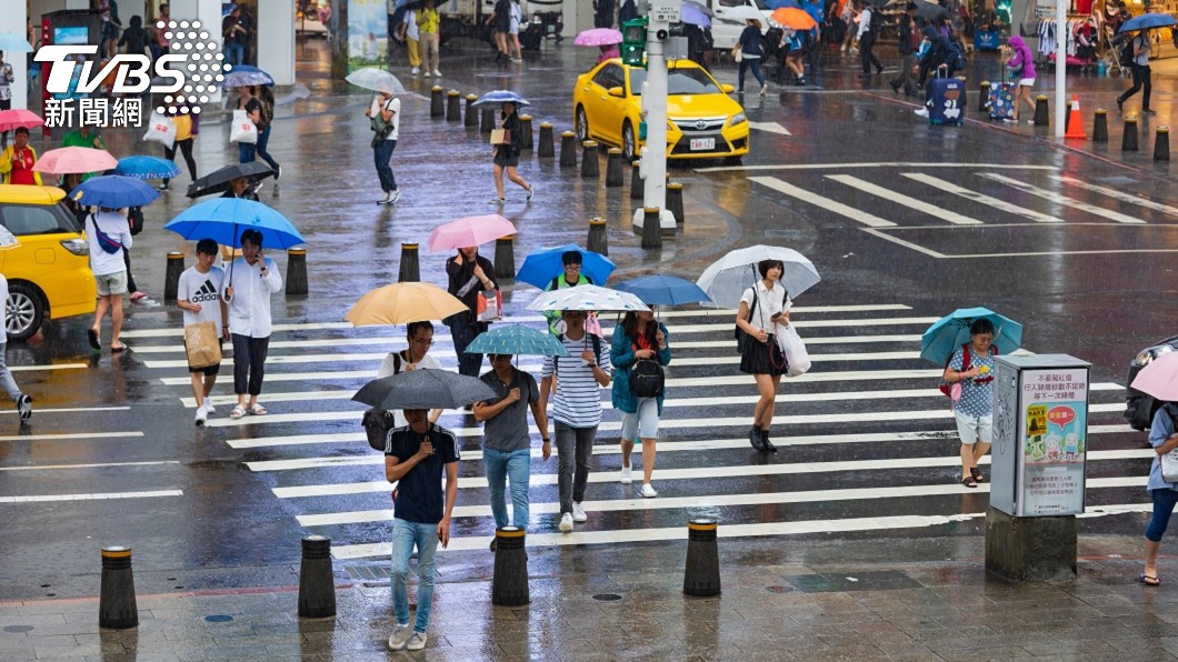 北台灣變天轉噢。（示意圖／shutterstock達志影像）  週末雙颱共舞！北台轉涼有感「雨襲3區」　熱帶系統醞釀中
