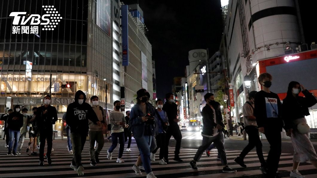 日本鬧區仍湧入不少人潮。（圖／達志影像路透社）