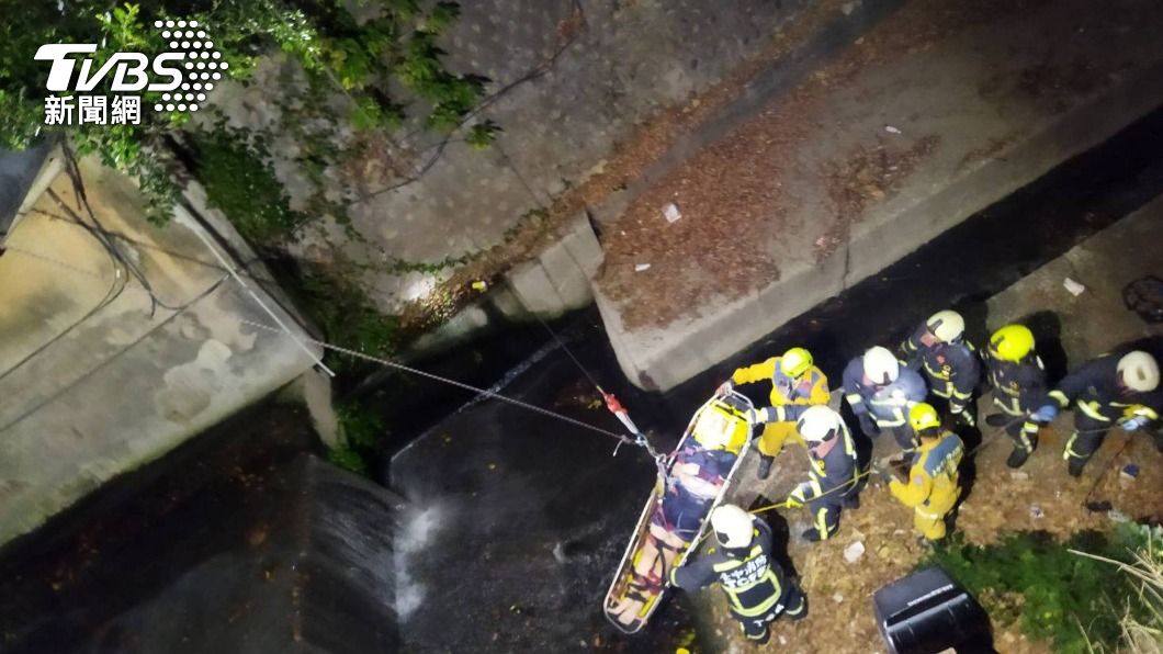 東海大學一名學生自撞護欄掉落大排水溝。（圖／中央社）