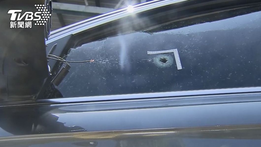 警方開槍其中一槍擊中駕駛座玻璃。（圖／TVBS）