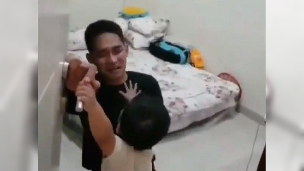 一名印尼神鋤號官兵在出門前，遇到2歲兒子不停哭鬧阻止。（圖／翻攝自推特）