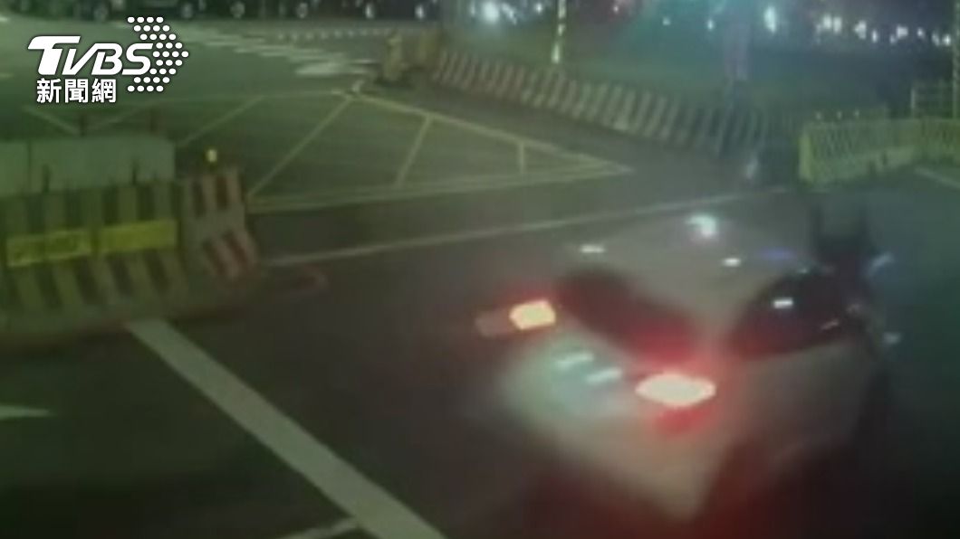 范姓機車騎士遭後車追撞。（圖／TVBS）