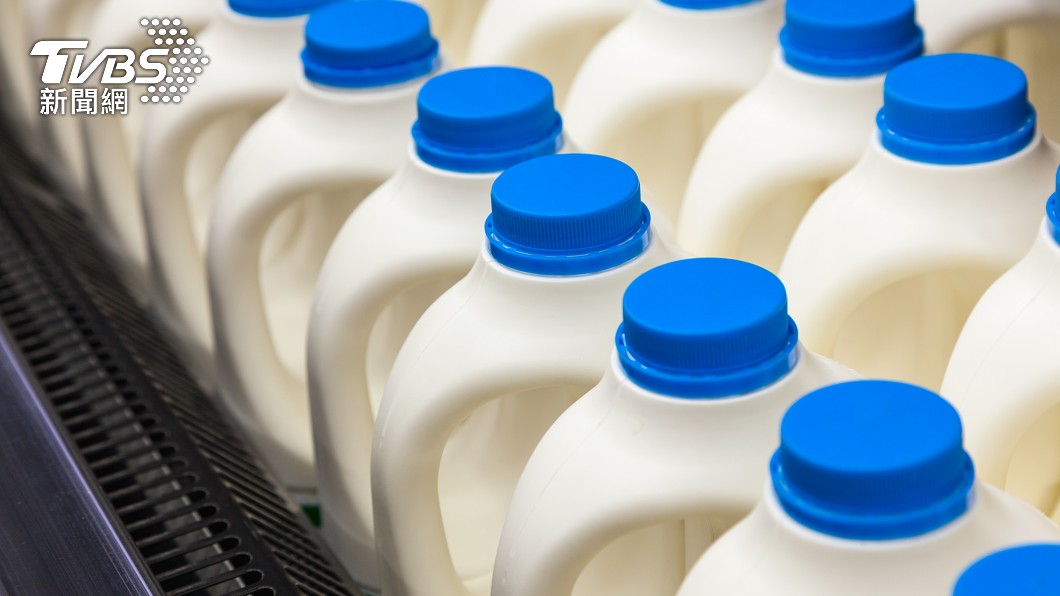 喝鮮奶可以補充身體內缺少的鈣質。（示意圖／shutterstock達志影像）