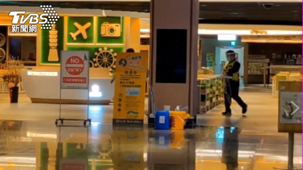 桃園機場第二航廈B2美食街已進行消毒作業。（圖／TVBS）