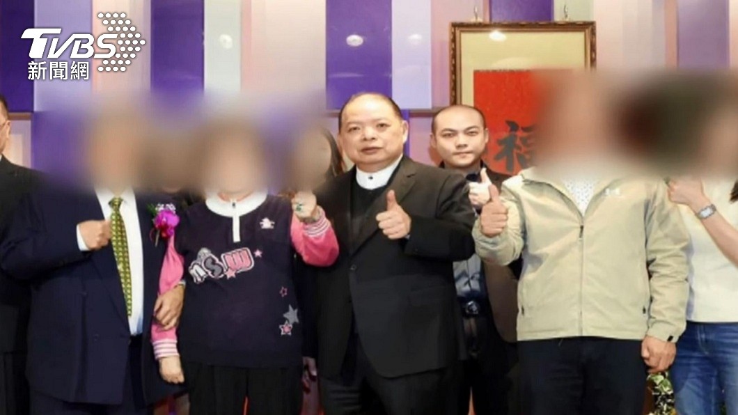 民進黨台北市黨部代表趙介佑（右三）接連被爆出爭議事件。（圖／TVBS）