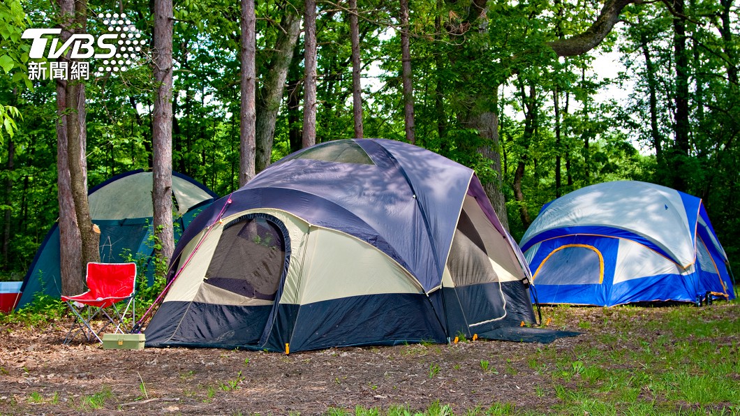 許多人喜歡在假日到戶外露營。（示意圖／shutterstock 達志影像）