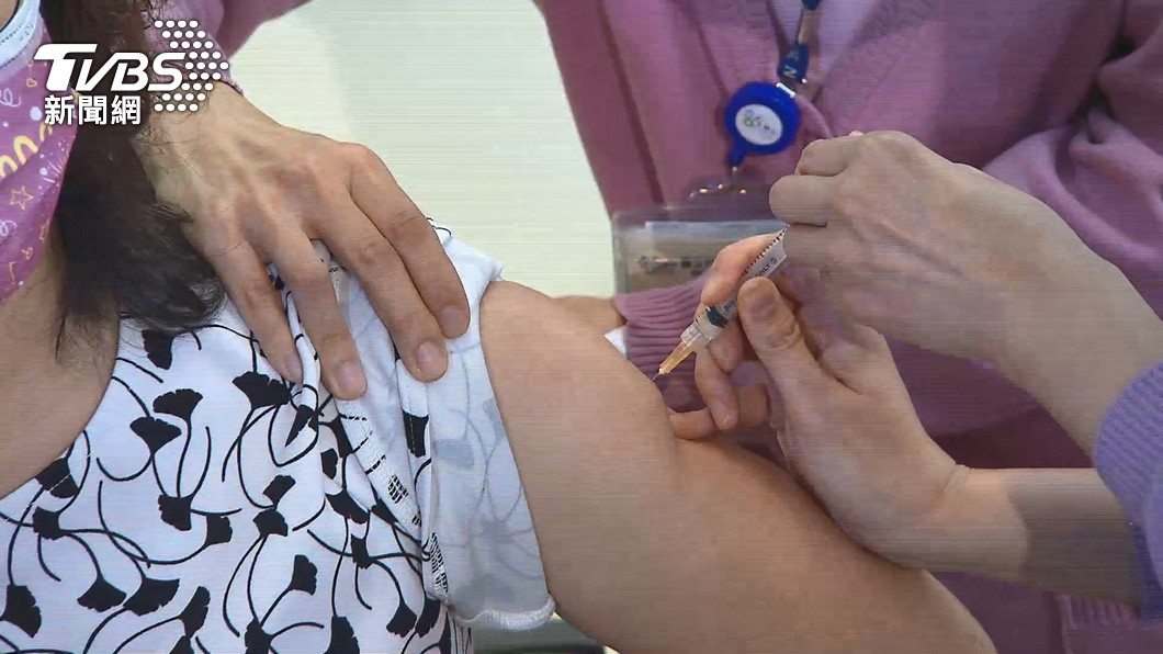 為加速新冠疫苗公費和自費接種意願，指揮中心宣布即日起實施「不支薪疫苗接種假」。（圖／TVBS）