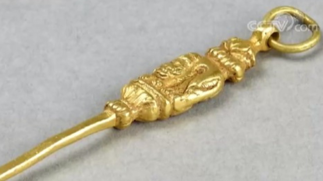 近來西藏考古團隊發現一支擁有千年歷史的黃金挖耳勺。（圖／翻攝自《央視》）