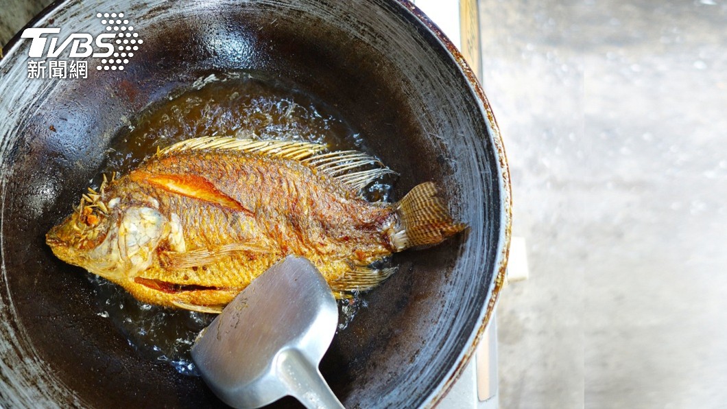 下廚想把魚煎好不是件容易的事情。（示意圖／shutterstock 達志影像）