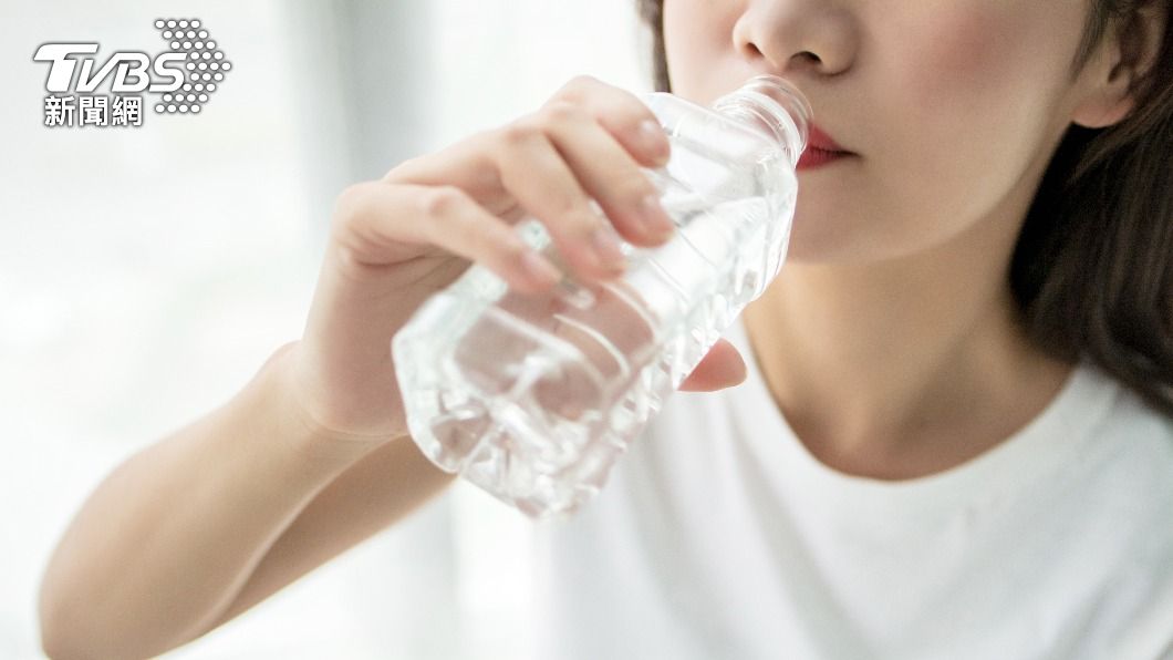 喝水是維持身體正常機能的重要關鍵。（示意圖／shutterstock達志影像） 