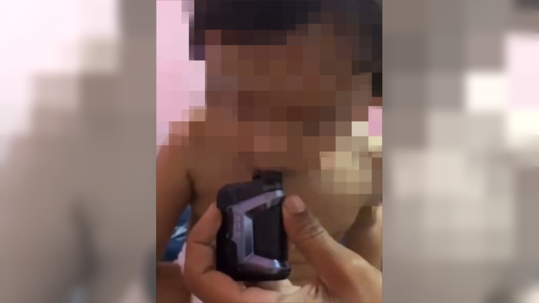 馬來西亞一對父母讓2歲兒子吸電子煙，被網友罵爆。（圖／翻攝自中國報）
