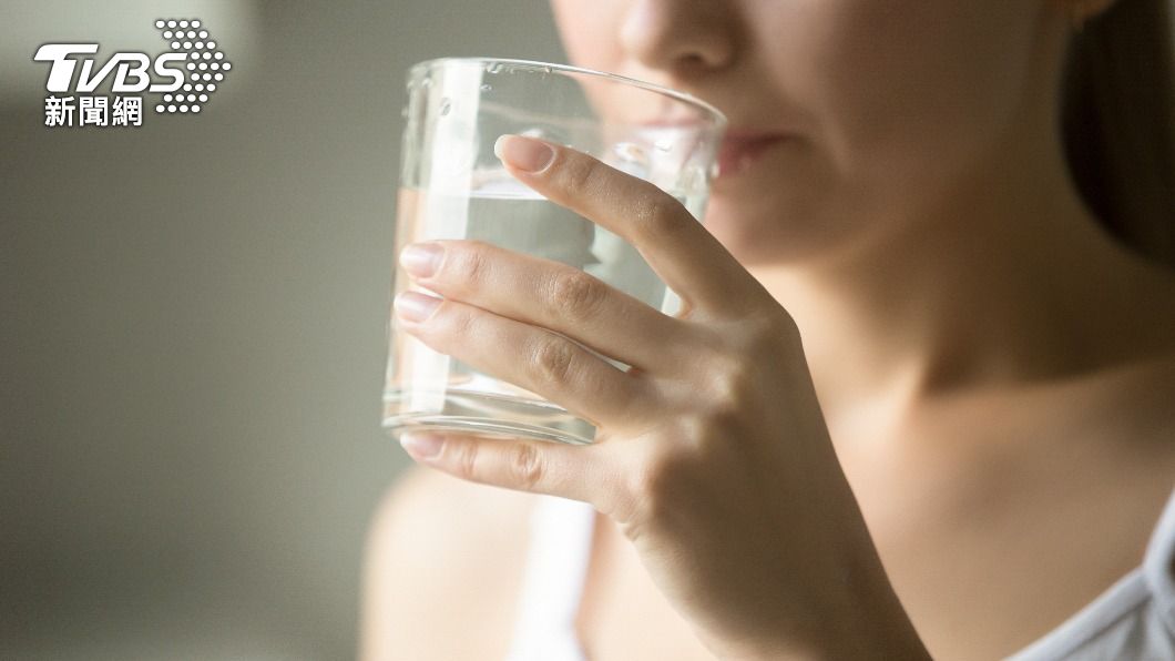 醫師建議少量多次喝水，才能讓身體真正吸收，也可避免頻尿問題。（示意圖／shutterstock達志影像）