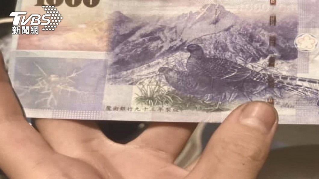圖/TVBS 拿千元假鈔叫外送!背面印小小4個字「魔術銀行」