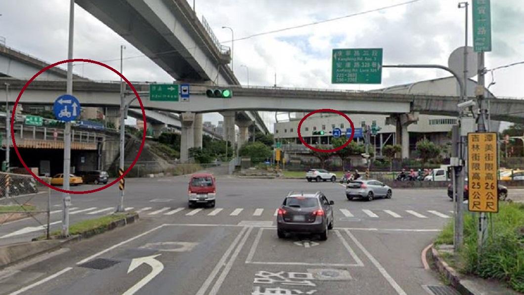 法院認定該路段機車兩段式左轉標誌並無遮蔽物。（圖／翻攝自Google map）