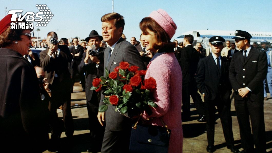 甘迺迪與妻子賈桂林在德州達拉斯拜會市民。（圖／達志影像路透社）