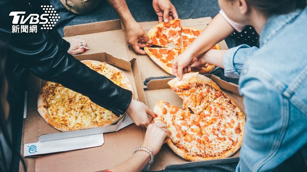 英國一名女子因同事訂披薩沒揪和性別歧視問題而告上法院。（示意圖／Shutterstock達志影像） 同事訂披薩沒揪！她怒控職場霸凌「被當空氣」獲賠88萬
