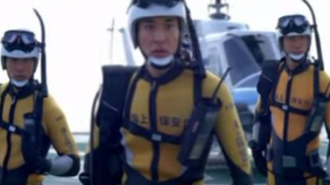 日本海上保安廳 海猿 出動 花15小時救援翻覆帆船 海巡署 脫困 電影 Tvbs新聞網