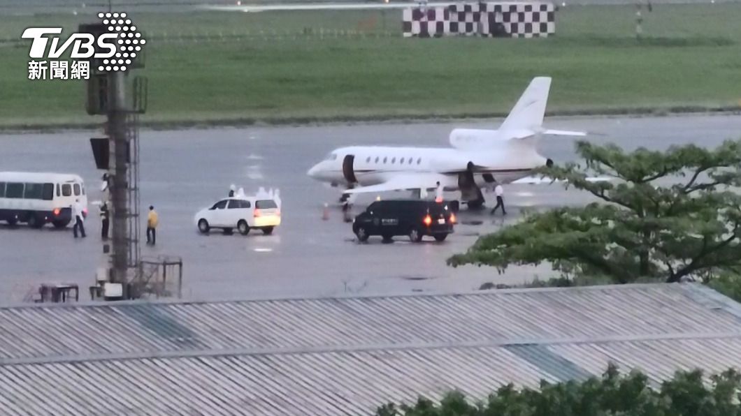 醫療專機抵桃園機場。