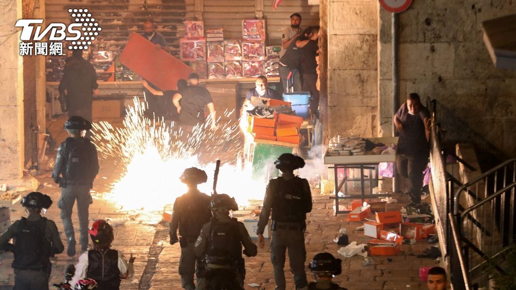 以色列鎮暴警察及巴勒斯坦民眾在耶路撒冷爆發衝突，造成200多人受傷。（圖／達志影像路透社）