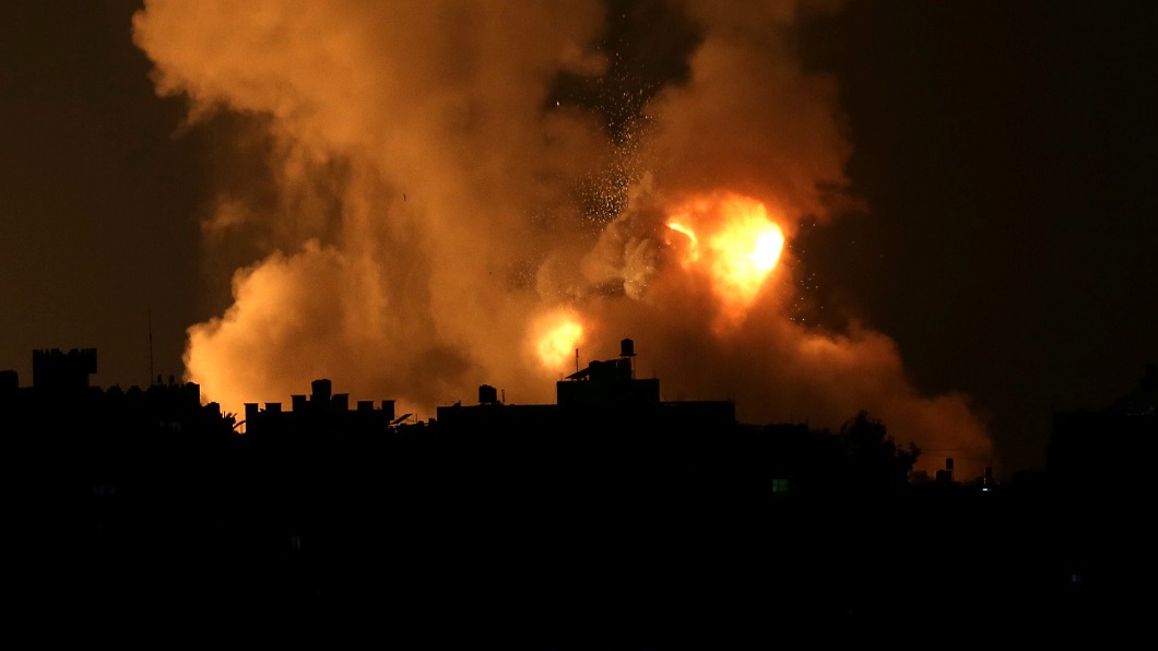 以色列軍火箭砲攻擊加薩。（圖／達志影像路透社）