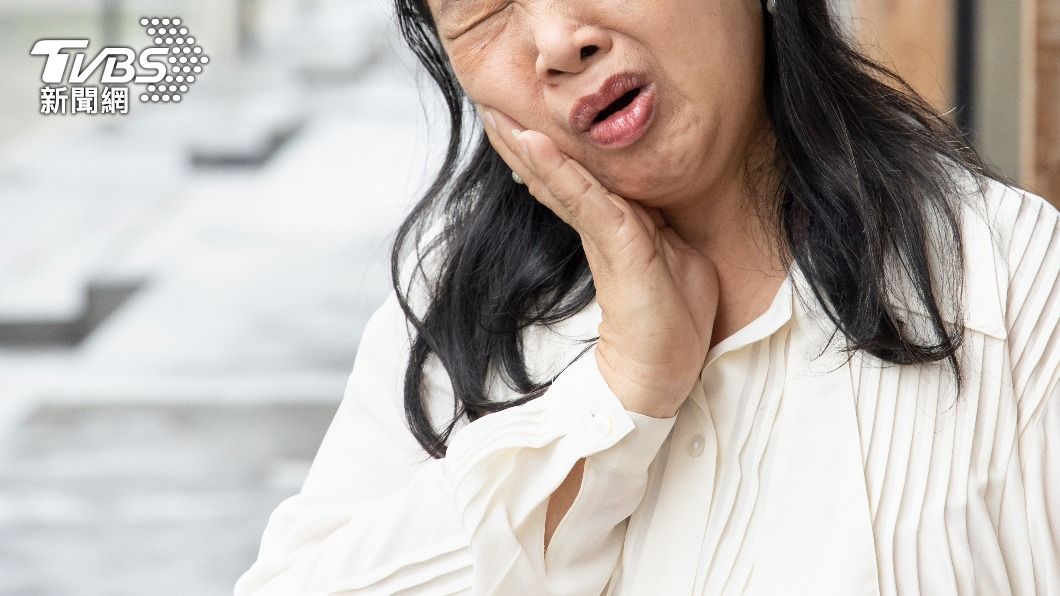不少女性曾有在生理期來前，伴隨牙齦腫痛的經驗。（示意圖／shutterstock達志影像）