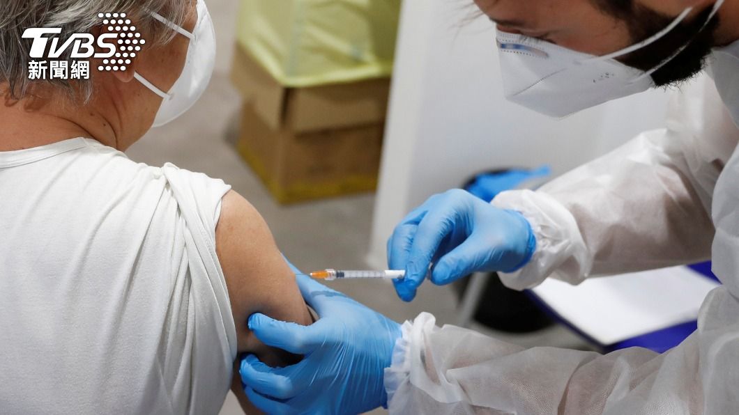 義大利日前傳出疫苗超量施打的意外，醫院實習生遭誤打6劑輝瑞疫苗。（示意圖／達志影像路透社）