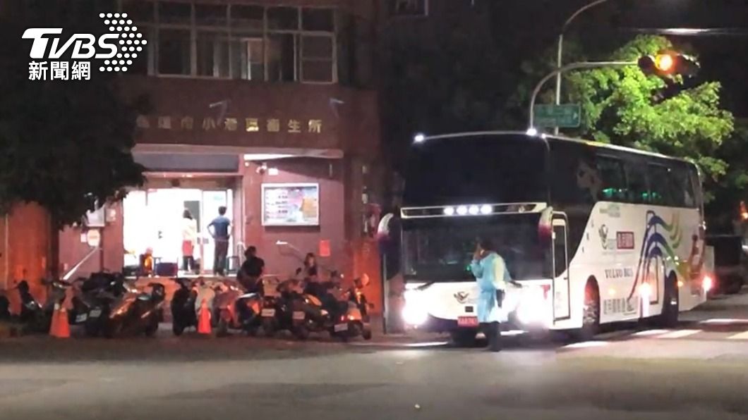 昨夜防疫巴士載送相關人員到醫院檢疫。（圖／TVBS）