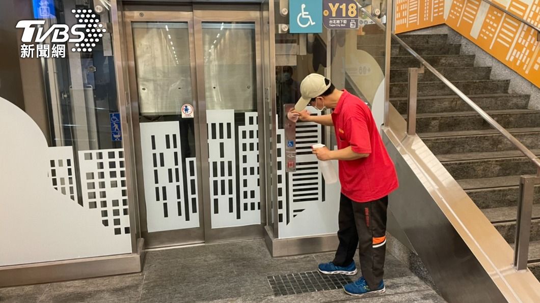 台北地下街進行消毒作業。（圖／TVBS）