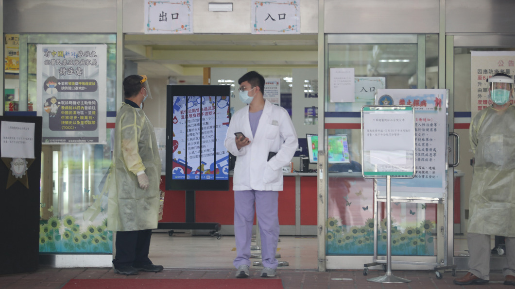 三軍總醫院松山分院14日下午在入口處張貼公告，指出為因應國內疫情升溫，全面暫停下午門診，進行全院消毒作業。（圖／中央社）