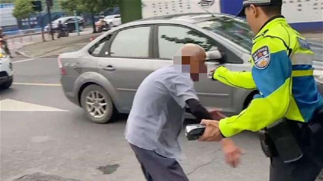 杭州一名9旬翁交通違規，取締員警朝他眼睛噴辣椒水。（圖／翻攝自微博）
