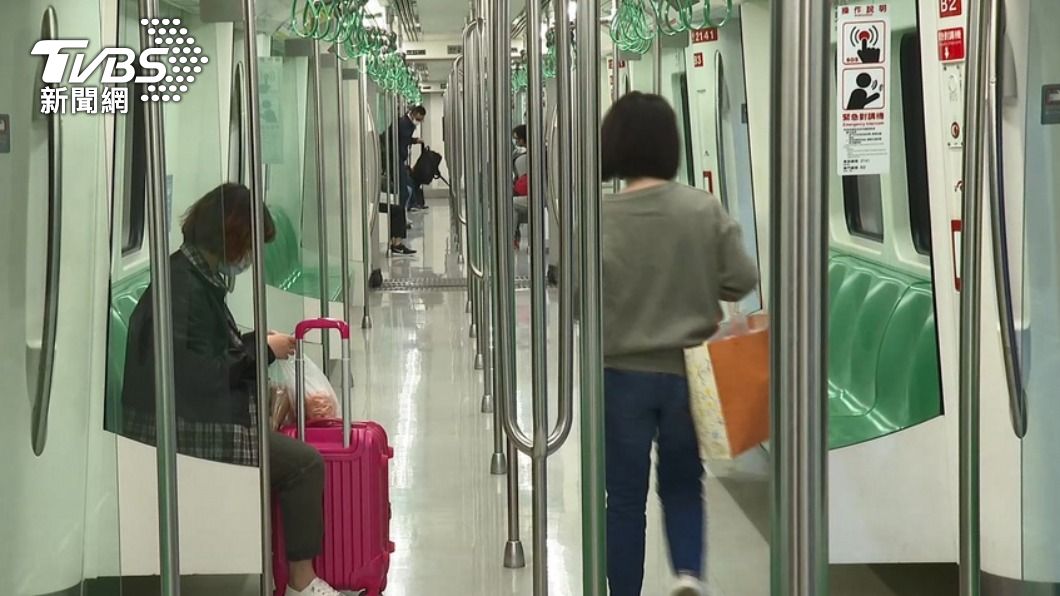 高雄一名女子搭捷運時驚見「恐怖凝視」差點嚇閃尿。（示意圖／TVBS資料畫面）