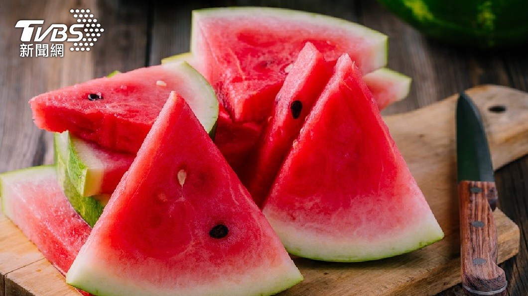 夏季天氣炎熱，許多民眾都會買西瓜來吃。（示意圖／shutterstock 達志影像）