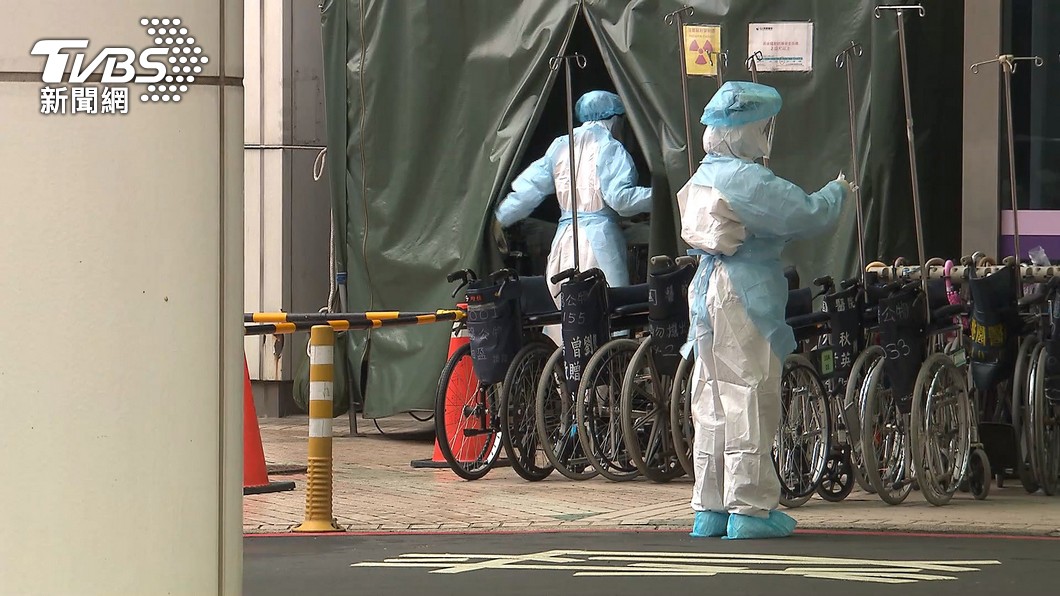亞東醫院爆發群聚感染，又有2名護理師染疫。（圖／TVBS資料畫面） 院內感染風暴擴大！亞東醫院2醫護二採陽性確診