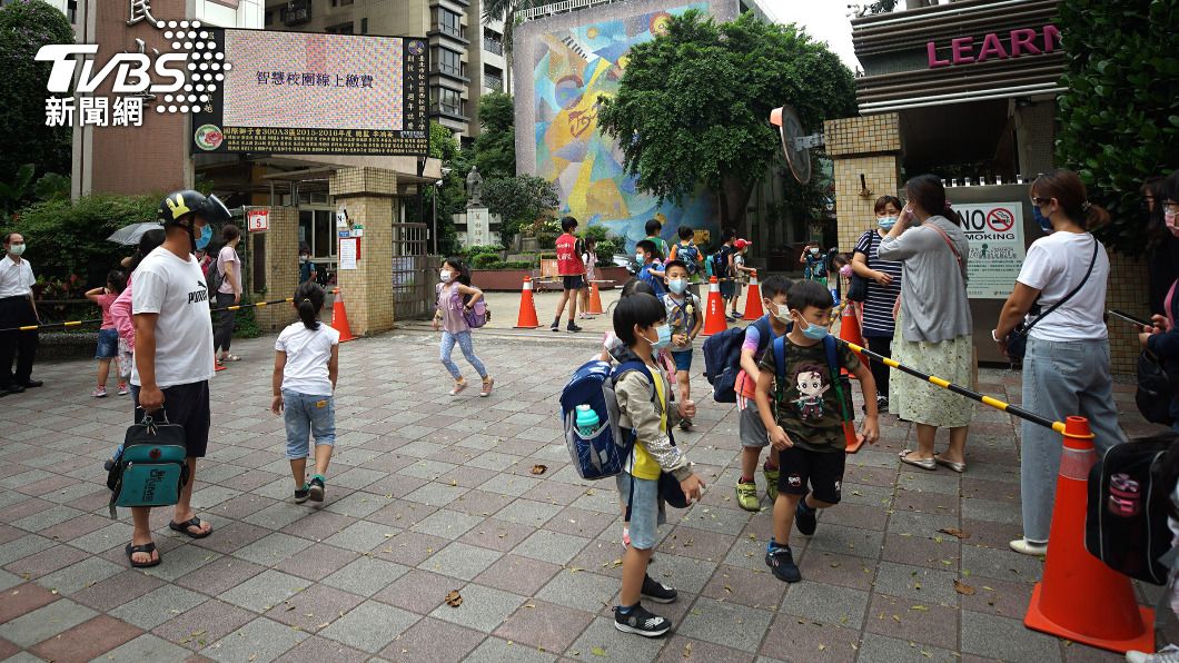 台北市長柯文哲17日宣布，18日起高中以下停課到5月28日，包含公私立高中職、國中小、幼兒園、補習班、安親班、課後照顧中心、托嬰中心。圖為國小低年級學生17日中午率先放學。（圖／中央社）