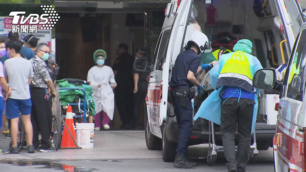 亞東醫院爆發院內感染導致至少11人染疫，其中1名8旬翁確診1天就死亡（圖／TVBS資料畫面）