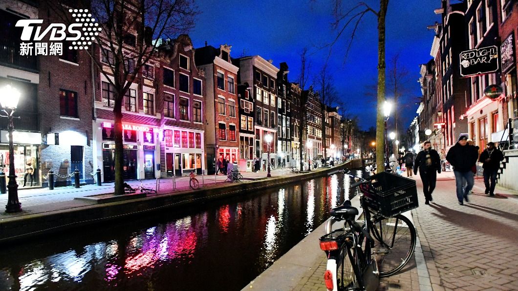 荷蘭阿姆斯特丹紅燈區在疫情影響下，已停業近半年。（圖／達志影像路透社）