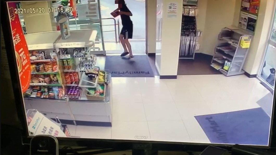 新北市一名男子在超商門口跳進跳出挑釁店員。（圖／翻攝自我是中和人）